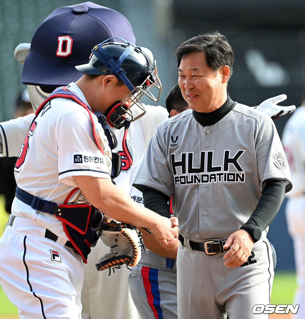 22일 오후 서울 잠실야구장에서 ‘2023 신한은행 SOL KBO리그’ 두산 베어스와 KT 위즈의 경기가 열렸다.라오스 야구대표팀 투스 흐(HUE)와 주장 몽리(MONG LEE)가 시구와 시타를 했다. 대표팀 시구시타 후 이만수 라오스대표팀 감독이 두산 양의지와 악수를 하고 있다. 2023.04.22 /cej@osen.co.kr