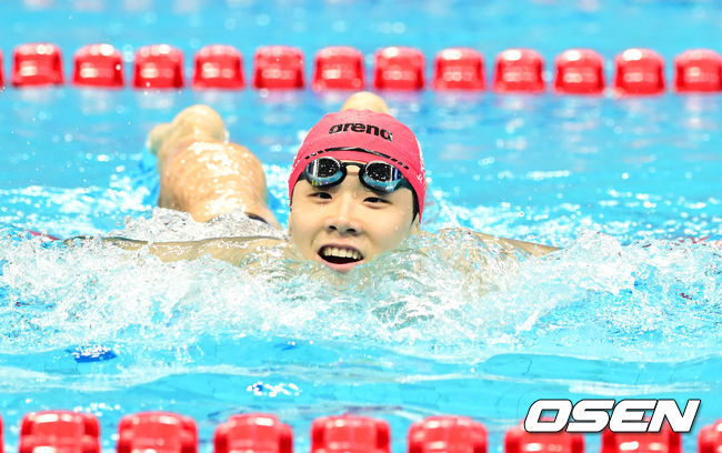 한국 대표팀 지유찬이 21.72초로 금메달을 획득, 경기를 마치고 물 밖으로 이동하고 있다. 2023.09.25 / ksl0919@osen.co.kr