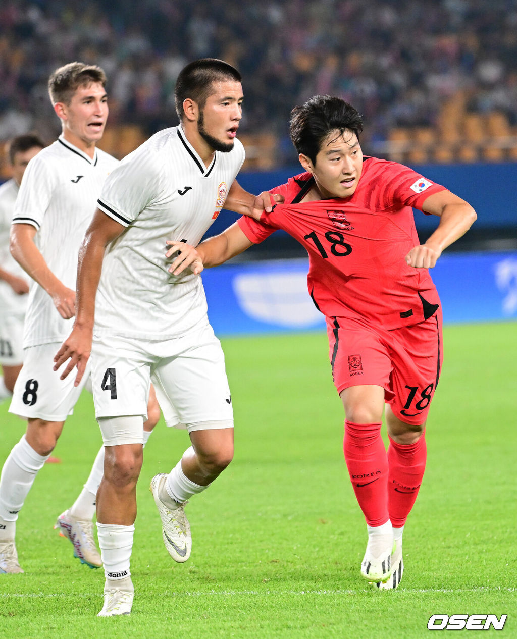 27일 오후 중국 진화 스포츠센터 스타디움에서 '제19회 항저우아시아게임' 남자축구 16강전 대한민국과 키르기스스탄의 경기가 열렸다.전반 한국 이강인이 상대의 견제를 받으며 뛰고 있다. 2023.09.27 / dreamer@osen.co.kr