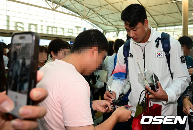 류중일 감독이 이끄는 항저우 아시안게임 한국 야구대표팀이 28일 오전 인천국제공항을 통해 중국 항저우로 출국했다. 대표팀 정우영이 출국장으로 향하며 팬들에게 사인을 해주고 있다. 2023.09.28 /jpnews@osen.co.kr