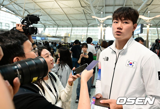 류중일 감독이 이끄는 항저우 아시안게임 한국 야구대표팀이 28일 오전 인천국제공항을 통해 중국 항저우로 출국했다. 대표팀 장현석이 출국장으로 향하며 인터뷰를 하고 있다. 2023.09.28 /jpnews@osen.co.kr