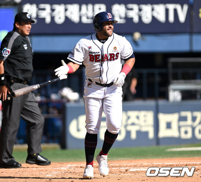 29일 오후 서울 잠실야구장에서 ‘2023 신한은행 SOL KBO리그’ 두산 베어스와 LG 트윈스의 경기가 열렸다.3회말 1사에서 두산 로하스가 우월 솔로 홈런을 치고 있다. 2023.09.29 /sunday@osen.co.kr