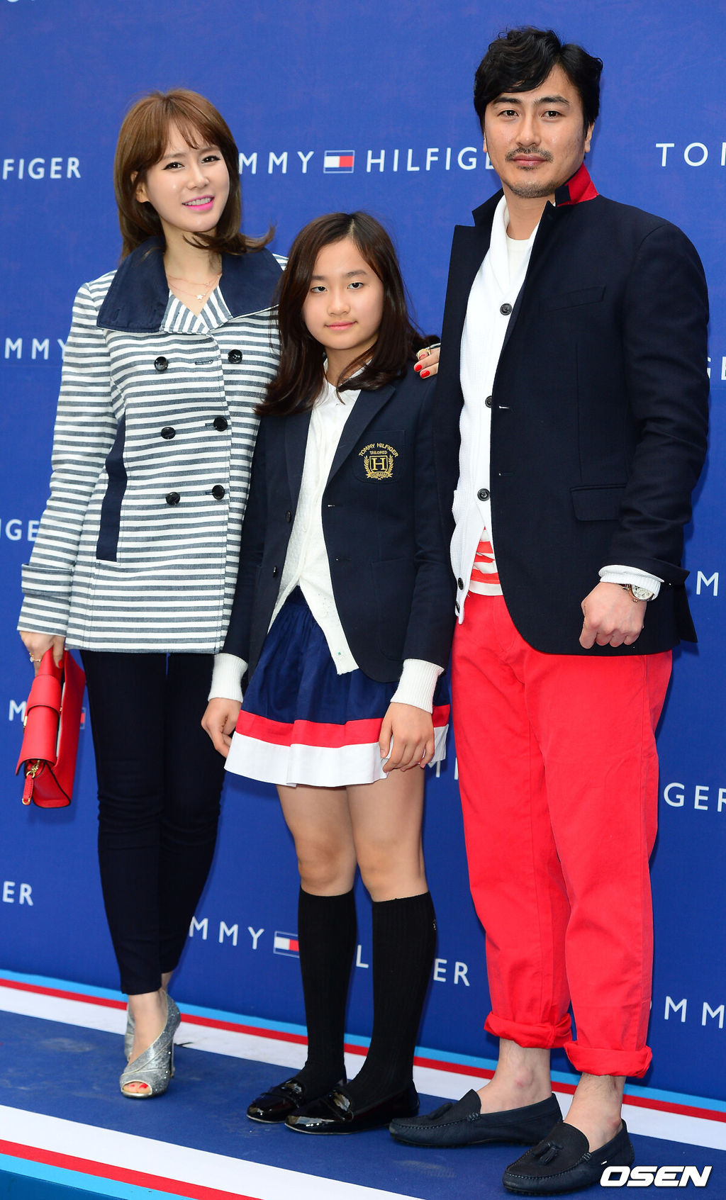 23일 오후 서울 강남구 신사동 타미 힐피거(Tommy Hilfiger) 가로수길 플래그쉽 스토어에서 열린 타미 힐피거 가로수길 플래그쉽 스토어 오픈 포토월 행사, 안정환 이혜원 부부와 딸 안리원이 포토타임을 갖고 있다.지난 17일 오픈한 타미 힐피거 가로수길 플래그쉽 스토어는 고급스러우면서도 전통이 살아 숨쉬는 타미 힐피거 디자이너 하우스의 컨셉을 그대로 옮겨놓았으며, 뉴욕 5번가, 파리 샹제리제 등 전 세계 7개의 글로벌 플래그쉽 스토어와 같은 외관으로 디자인되어 그 상징성이 더욱 크다.가로수길 플래그쉽 스토어에서는 타미 힐피거 전 라인과 함께 다른 매장에서는 볼 수 없었던 ‘가방 및 슈즈 라인’과 더불어 2014년 더욱 업그레이드되어 출시되는 ‘남성 테일러드 컬렉션’도 새롭게 선보인다. 한편 이 자리에는 걸스데이, 동방신기 최강창민, 김남주, 이다희, 도희, 김지원, 백진희, 유지태&김효진 부부, 윤민수&윤후, 안정환&이혜원&안리원, 제국의 아이들 시완&광희, 존박, FT아일랜드 이재진, 정겨운, 이기우, 모델 김원중, 한혜진, 송경아, 송해나, 아이린 등 수 많은 셀러브리티들이 참석해 자리를 빛냈다. / rumi@osen.co.kr