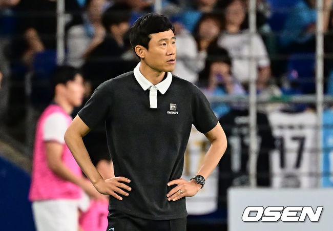 대구FC 최원권 감독이 경기가 안풀리자 답답한 표정을 짓고 있다. 2023.06.24 / foto0307@osen.co.kr