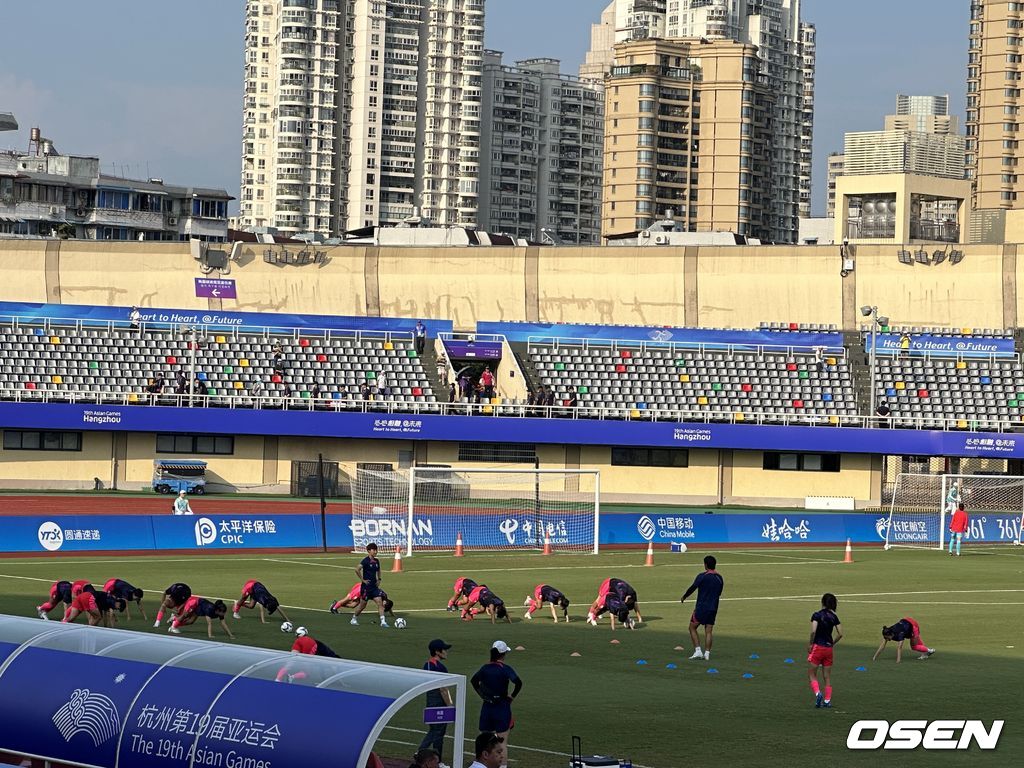 한국 선수들이 웜업에 나서고 있다.