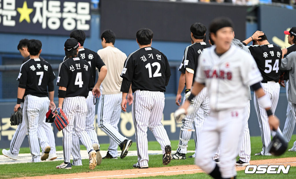 두산 베어스는 29일 서울 잠실구장에서 열린 2023 신한은행 SOL KBO리그 LG 트윈스와의 시즌 12차전에서 4-3 끝내기 승리를 거뒀다. 4위 두산은 추석 3연전 기선제압과 함께 최근 2연패, LG전 5연패에서 탈출하며 시즌 68승 2무 60패를 기록했다. 반면 2연패에 빠진 1위 LG는 80승 2무 50패가 됐다. 29년 만에 정규시즌 1위 매직넘버는 6에서 머물렀다.경기 종료 후 LG 선수들이 아쉬운 표정을 짓고 있다. 2023.09.29 /sunday@osen.co.kr