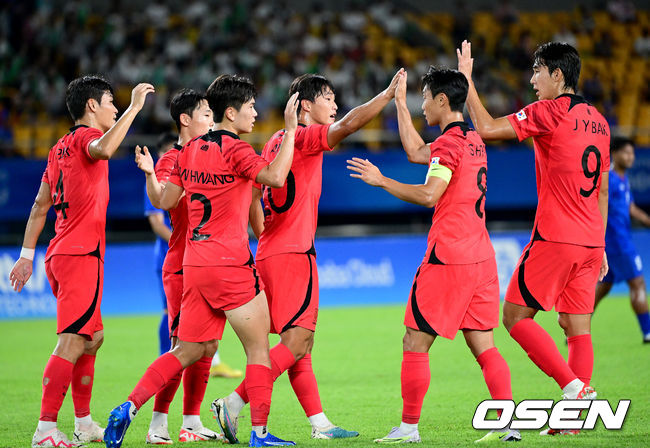 21일 오후 중국 진화 스타디움에서 '제19회 항저우아시아게임' 남자축구 조별리그 E조 2차전 대한민국과 태국의 경기가 열렸다.한국 안재준이 팀 두번째 골을 작렬시킨 뒤 동료들과 기뻐하고 있다. 2023.09.21 / dreamer@osen.co.kr