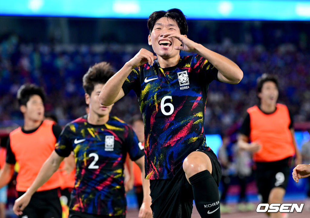 1일 오후 중국 항저우 황룽 스포츠센터 스타디움에서 ‘제19회 항저우 아시안게임’ 남자축구 16강전 대한민국과 중국의 경기가 열렸다.전반 한국 홍현석이 프리킥 선제골을 작렬시킨 뒤 환호하고 있다. 2023.10.01 / dreamer@osen.co.kr