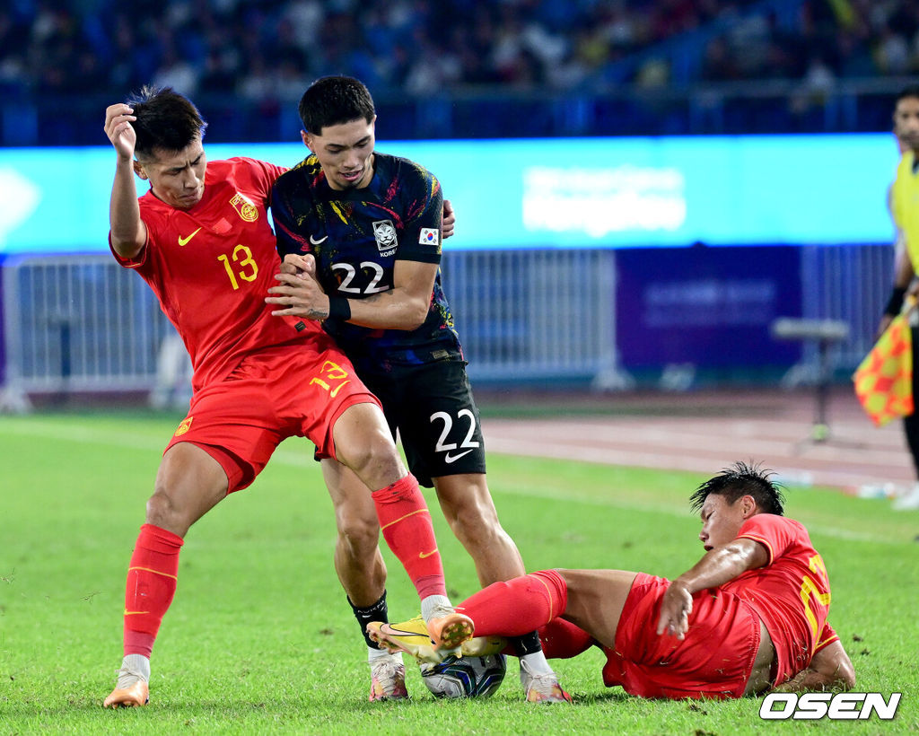 1일 오후 중국 항저우 황룽 스포츠센터 스타디움에서 ‘제19회 항저우 아시안게임’ 남자축구 8강전 대한민국과 중국의 경기가 열렸다.후반 한국 박규현을 향해 중국이 거친 수비를 펼치고 있다. 2023.10.01 / dreamer@osen.co.kr