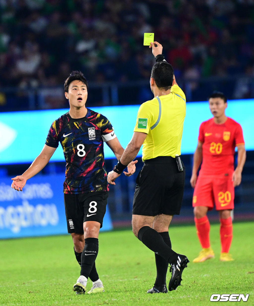 1일 오후 중국 항저우 황룽 스포츠센터 스타디움에서 ‘제19회 항저우 아시안게임’ 남자축구 8강전 대한민국과 중국의 경기가 열렸다.후반 한국 백승호가 파울로 옐로우 카드를 받고 있다. 2023.10.01 / dreamer@osen.co.kr