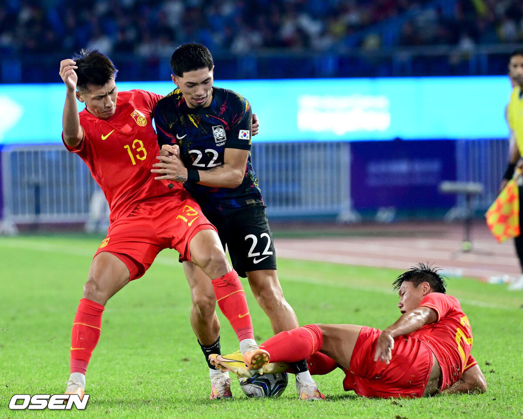 1일 오후 중국 항저우 황룽 스포츠센터 스타디움에서 ‘제19회 항저우 아시안게임’ 남자축구 8강전 대한민국과 중국의 경기가 열렸다.후반 한국 박규현을 향해 중국이 거친 수비를 펼치고 있다. 2023.10.01 / dreamer@osen.co.kr