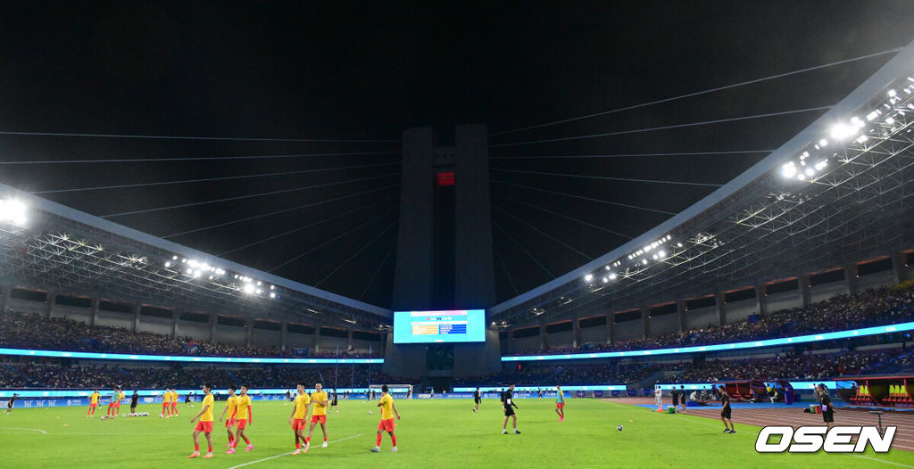 1일 오후 중국 항저우 황룽 스포츠센터에서 ‘제19회 항저우 아시안게임’ 남자축구 16강전 대한민국과 중국의 경기가 열렸다.한국과 중국의 맞대결을 앞둔 황룽 스포츠센터의 모습. 2023.10.01 / dreamer@osen.co.kr