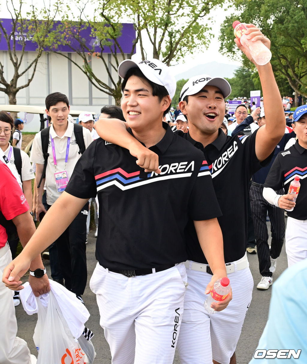 1일 오전 중국 항저우 웨스트 레이크 인터네셔널 골프 코스에서 '제19회 항저우아시안게임' 골프 남자 개인 및 단체 파이널 라운드가 열렸다. 한국 대표팀은 단체전 점수 76언더파 788타를 합작해 최종 1위, 금메달을 목에 걸었다.18번홀 경기 종료 후 한국 장유빈, 조우영이 기뻐하고 있다 2023.10.01 / ksl0919@osen.co.kr