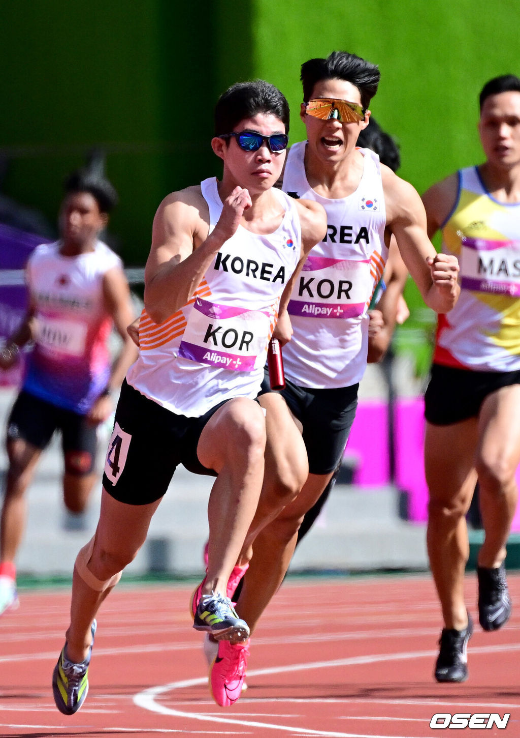 2일 오전 중국 항저우 올림픽 스포츠센터에서 ‘제19회 항저우 아시안게임’ 육상 남자 400m 계주 예선이 열렸다. 한국 이정태-김국영-이재성-박원진은 38초75의 기록으로 결선에 진출했다.육상 이재성에게 바톤을 넘겨받은 박원진이 질주하고 있다. 2023.10.02 / dreamer@osen.co.kr