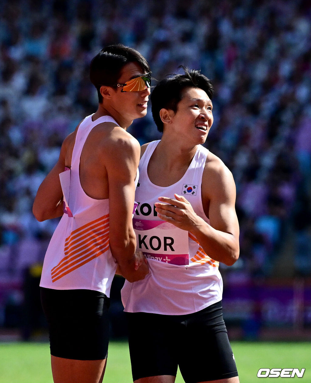 2일 오전 중국 항저우 올림픽 스포츠센터에서 ‘제19회 항저우 아시안게임’ 육상 남자 400m 계주 예선이 열렸다. 한국 이정태-김국영-이재성-박원진은 38초75의 기록으로 결선에 진출했다.400m 계주 결선에 진출한 육상 이재성과 김국영이 기뻐하고 있다. 2023.10.02 / dreamer@osen.co.kr