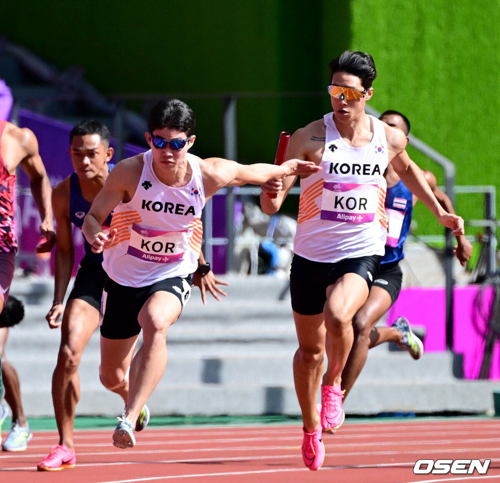 2일 오전 중국 항저우 올림픽 스포츠센터에서 ‘제19회 항저우 아시안게임’ 육상 남자 400m 계주 예선이 열렸다. 한국 이정태-김국영-이재성-박원진은 38초75의 기록으로 결선에 진출했다.육상 이재성이 마지막 주자 박원진에게 바톤을 넘기며 질주하고 있다. 2023.10.02 / dreamer@osen.co.kr