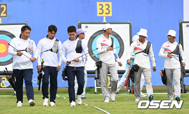 경기 종료 후 대한민국, 북한 대표팀 선수들이 과녁을 확인하고 있다. 2023.10.02 / ksl0919@osen.co.kr