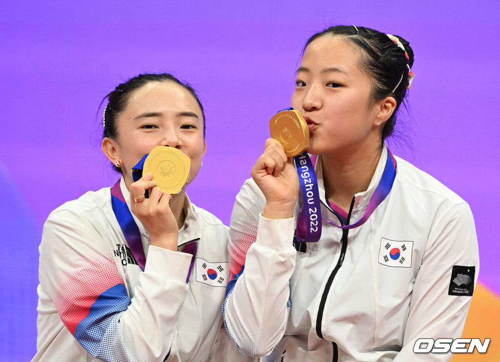 33년 만에 결승전에서 북한을 만난 한국 여자 탁구 전지희-신유빈 조가 이들을 꺾고 21년 만에 금메달을 목에 걸었다.전지희-신유빈 조는 2일(한국시간) 중국 항저우 궁수 캐널 스포츠파크 체육관에서 열린 2022 항저우 아시안게임 탁구 여자복식 결승전에서 북한의 차수영-박수경 조와 맞대결을 펼쳐 4-1(11-6, 11-4, 10-12, 12-10, 11-4)로 승리했다.경기 종료 후 대한민국 전지희, 신유빈이 금메달과 함께 기념촬영을 하고 있다. 2023.10.02 / ksl0919@osen.co.kr