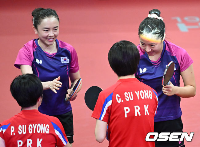 33년 만에 결승전에서 북한을 만난 한국 여자 탁구 전지희-신유빈 조가 이들을 꺾고 21년 만에 금메달을 목에 걸었다.전지희-신유빈 조는 2일(한국시간) 중국 항저우 궁수 캐널 스포츠파크 체육관에서 열린 2022 항저우 아시안게임 탁구 여자복식 결승전에서 북한의 차수영-박수경 조와 맞대결을 펼쳐 4-1(11-6, 11-4, 10-12, 12-10, 11-4)로 승리했다.경기 종료 후 대한민국 전지희, 신유빈이 북한 대표팀 선수들과 인사를 나누고 있다. 2023.10.02 / ksl0919@osen.co.kr