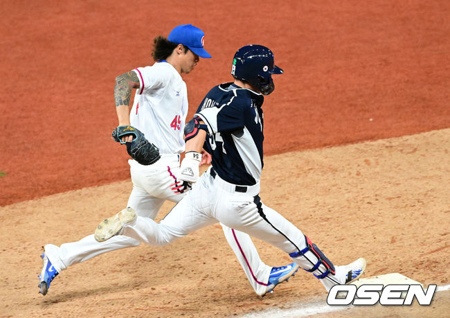 3회초 1사 주자없는 상황 한국 최지훈이 내아 안타를 날리고 1루에서 세이프되고 있다. 2023.10.02 / dreamer@osen.co.kr