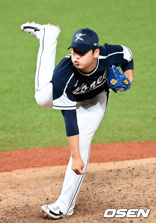 2일 오후 중국 항저우 사오싱 야구장에서 '제19회 항저우아시안게임' 야구 조별리그 2차전 대한민국과 대만의 경기가 열렸다.6회말 2사 1, 2루 상황 마운드에 오른 한국 박영현이 힘차게 공을 뿌리고 있다. 2023.10.02 / dreamer@osen.co.kr