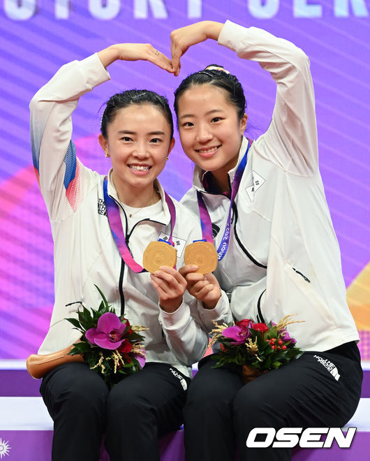 33년 만에 결승전에서 북한을 만난 한국 여자 탁구 전지희-신유빈 조가 이들을 꺾고 21년 만에 금메달을 목에 걸었다.