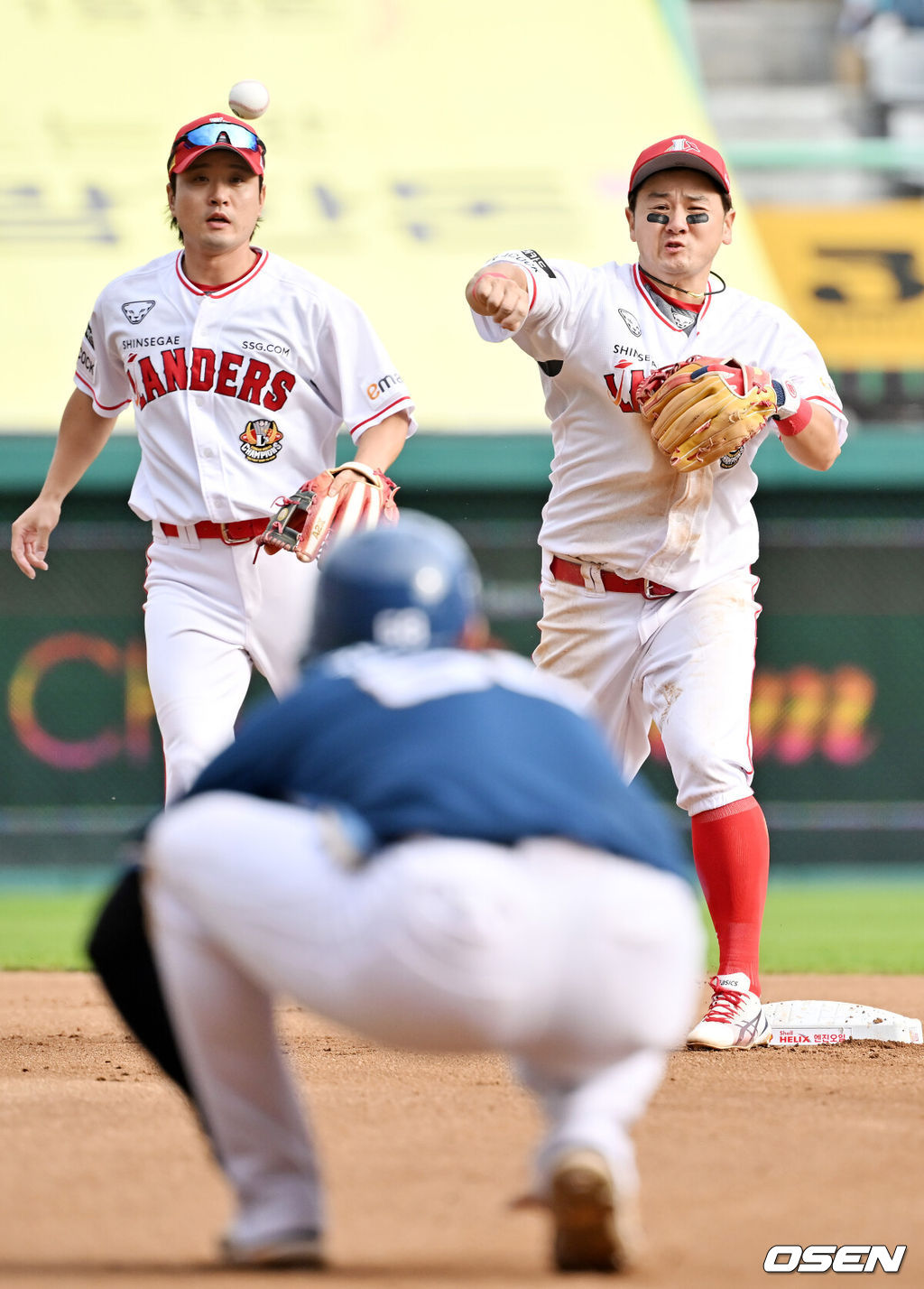 3일 오후 인천 SSG랜더스필드에서 ‘2023 신한은행 SOL KBO리그’ SSG 랜더스와 NC 다이노스의 경기가 열렸다.6회초 1사 주자 1,3루 NC 손아섭의 유격수 앞 병살타때 SSG 2루수 최주환이 2루에서 NC 김한별을 포스아웃 시킨 후 1루로 송구하고 있다. 2023.10.03 / rumi@osen.co.kr