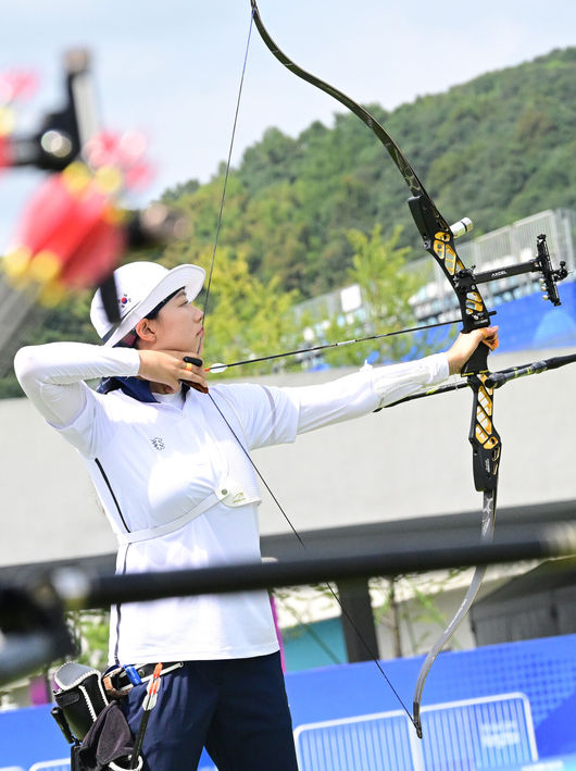 2일 오전 중국 항저우 푸양 인후 스포츠센터에서 '제19회 항저우아시안게임' 양궁 리커브 여자 단체 16강전 대한민국과 우즈베키스탄의 경기가 열렸다.대한민국 임시현이 활시위를 당기고 있다. 2023.10.02 / ksl0919@osen.co.kr