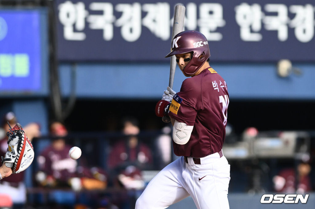 3일 오후 서울 잠실야구장에서 ‘2023 신한은행 SOL KBO리그’ 두산 베어스와 키움 히어로즈의 경기가 열렸다.7회초 무사 1,2루 키움 박수종이 몸 맞는 공으로 출루하고 있다. 2023.10.03 /cej@osen.co.kr