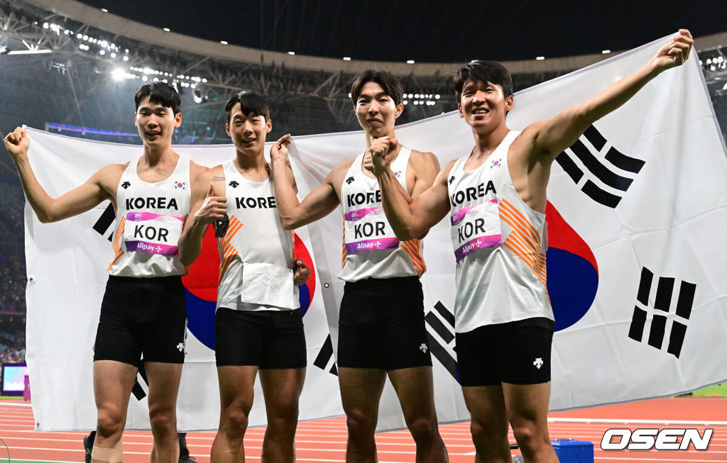 한국 육상 남자 400ｍ 계주 대표팀이 37년 만의 한국 신기록 타이기록 작성하며 동메달을 땄다. 대한민국 선수들이 경기를 마친 뒤 태극기와 함께 기념촬영을 하고 있다. 2023.10.03 / ksl0919@osen.co.kr