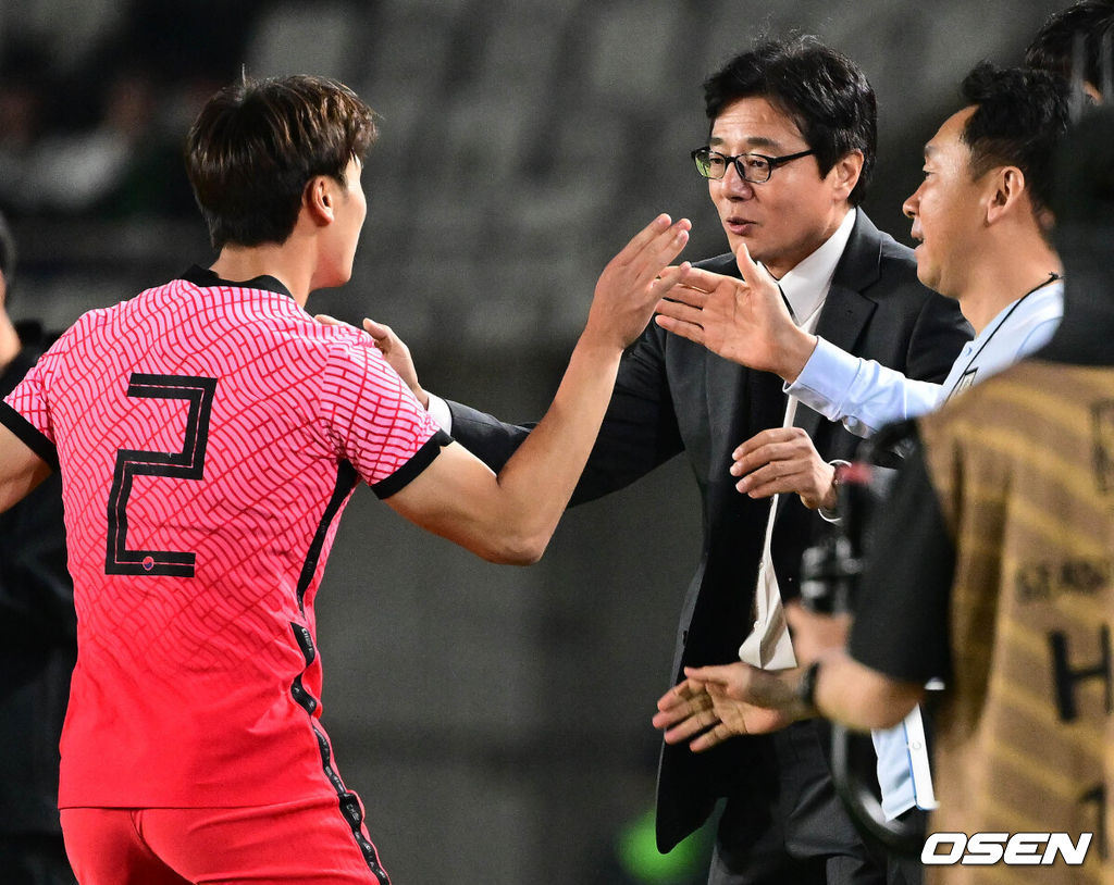 26일 오후 경기도 화성종합경기타운에서 한국 남자 올림픽 대표팀과 우즈베키스탄의 평가전이 열렸다.후반 한국 조현택이 프리킥 동점골을 넣은 뒤 황선홍 감독과 기뻐하고 있다. 2022.09.26 /cej@osen.co.kr