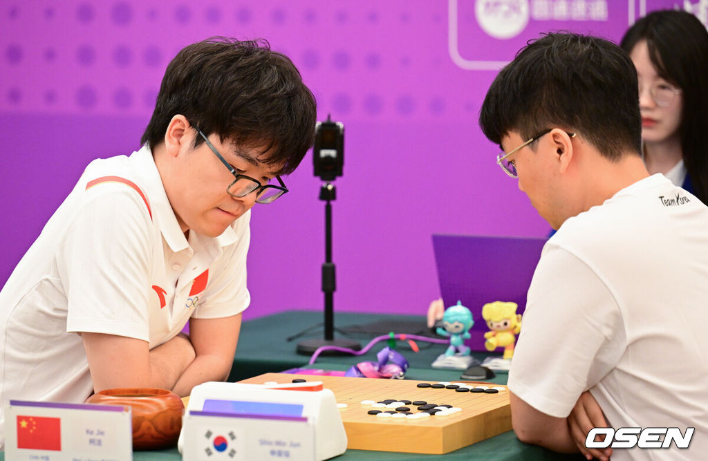 3일 오후 중국 항저우시 치위안 체스홀에서 '제19회 항저우아시안게임' 바둑 남자 단체 결승전 경기가 열렸다. 대한민국 신민준이 중국 커제가 대국에 임하고 있다. 2023.10.03 / ksl0919@osen.co.kr