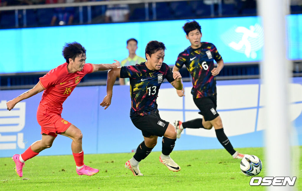 1일 오후 중국 항저우 황룽 스포츠센터 스타디움에서 ‘제19회 항저우 아시안게임’ 남자축구 16강전 대한민국과 중국의 경기가 열렸다.전반 한국 고영준이 돌파를 펼치고 있다. 2023.10.01 / dreamer@osen.co.kr