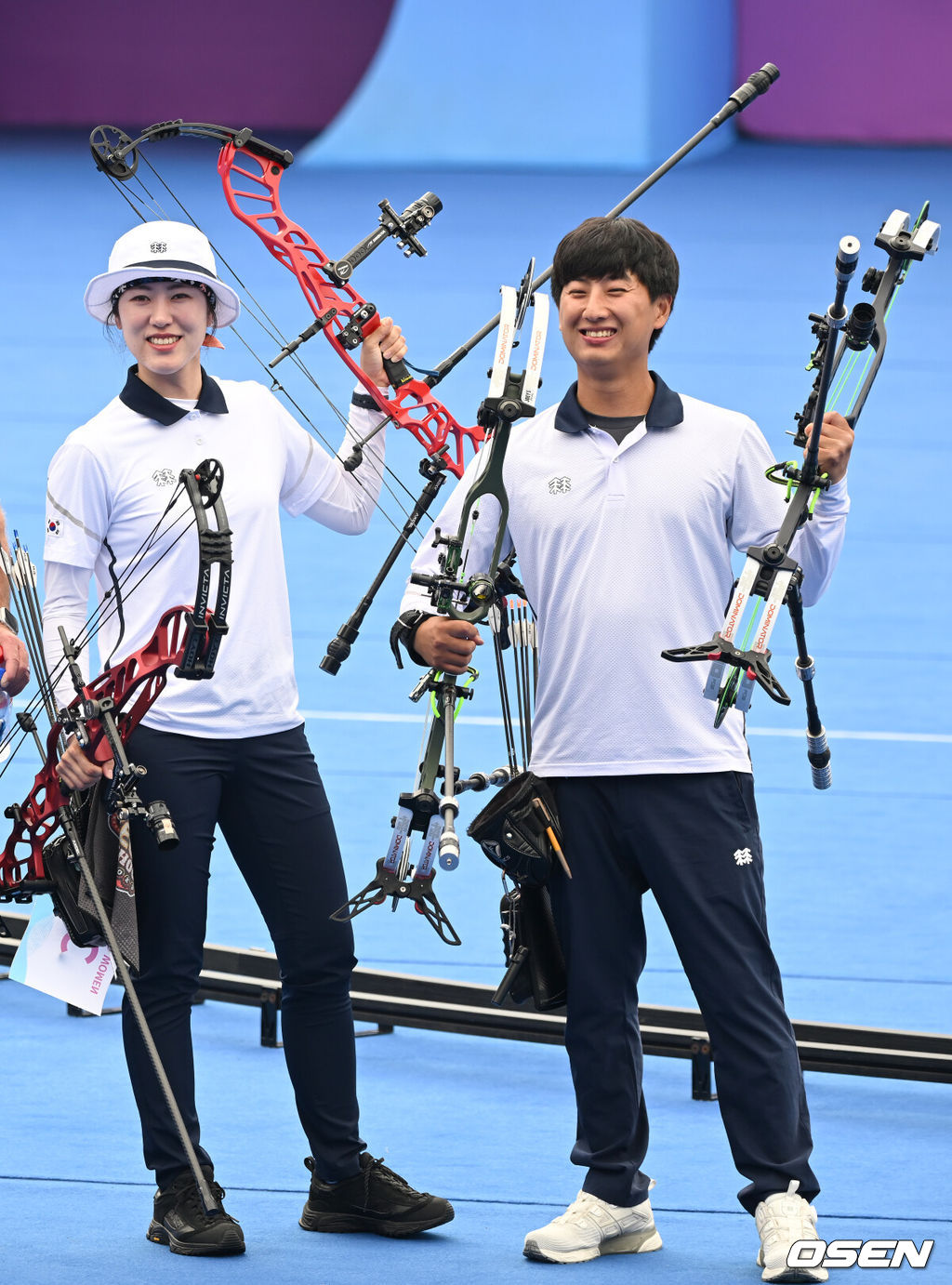 주재훈(한국수력원자력)-소채원(현대모비스)이 은메달을 목에 걸었다.한국 양국 주재훈-소채원 조는 4일 오후 12시(한국시간) 중국 항저우의 푸양 인후 스포츠센터 양궁장에서 열린 2022 항저우 아시안게임 양궁 혼성 컴파운드 결승전에서 인도 디오탈레 오하스-벤남 조티와 맞대결을 펼쳐 158-159로 패배했다.경기 종료 후 대한민국 소채원, 주재훈이 시상대에사 포즈를 취하고 있다. 2023.10.04 / ksl0919@osen.co.kr