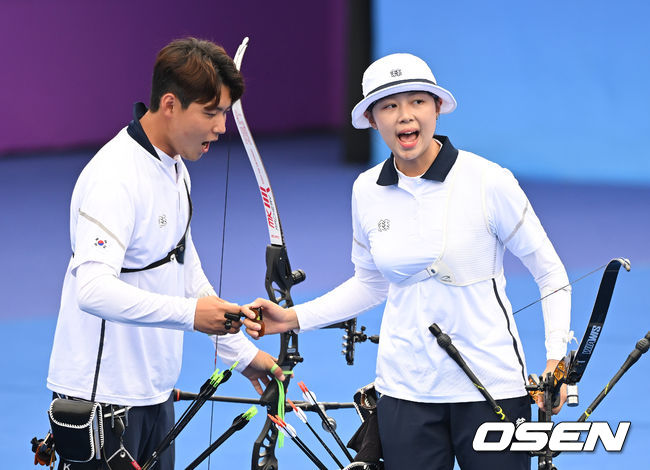 4일 오후 중국 항저우 푸양 인후 스포츠센터에서 '제19회 항저우아시안게임' 양궁 리커브 혼성 8강 대한민국과 베트남의 경기가 열렸다.대한민국은 베트남 응우옌 두이-도 티 안 응우옛을 상대로 세트 점수 6대0으로 승리하며 준결승에 진출했다.경기 시작에 앞서 대한민국 이우석, 임시현이 파이팅을 외치고 있다. 2023.10.04 / ksl0919@osen.co.kr