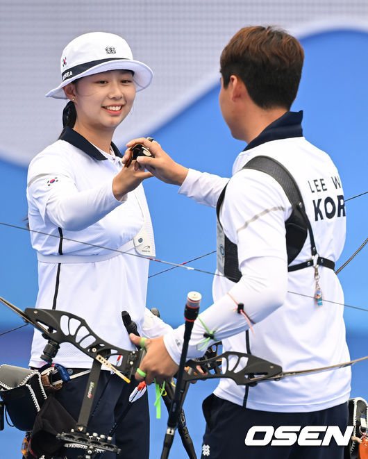 대한민국 임시현, 이우석이 경기를 펼친 뒤 기쁨을 나누고 있다. 2023.10.04 / ksl0919@osen.co.kr