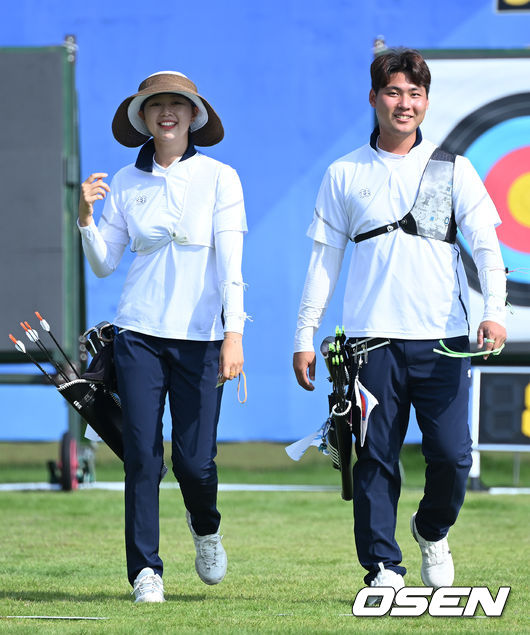 2일 오전 중국 항저우 푸양 인후 스포츠센터에서 '제19회 항저우아시안게임' 양궁 리커브 혼성 16강전 경기가 열렸다.대한민국 임시현, 이우석이 과녁을 확인 후 미소짓고 있다. 2023.09.24 / ksl0919@osen.co.kr