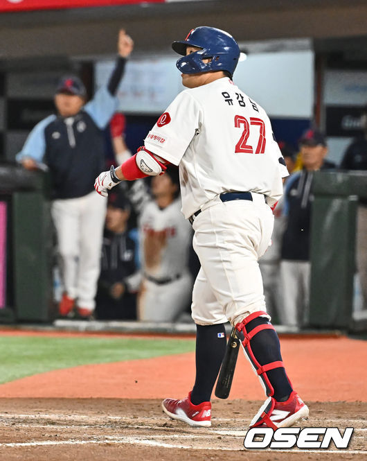 롯데 자이언츠 유강남이 8회말 무사 2루 역전 좌중월 2점 홈런을 치고 환호하고 있다. 2023.10.04 / foto0307@osen.co.kr