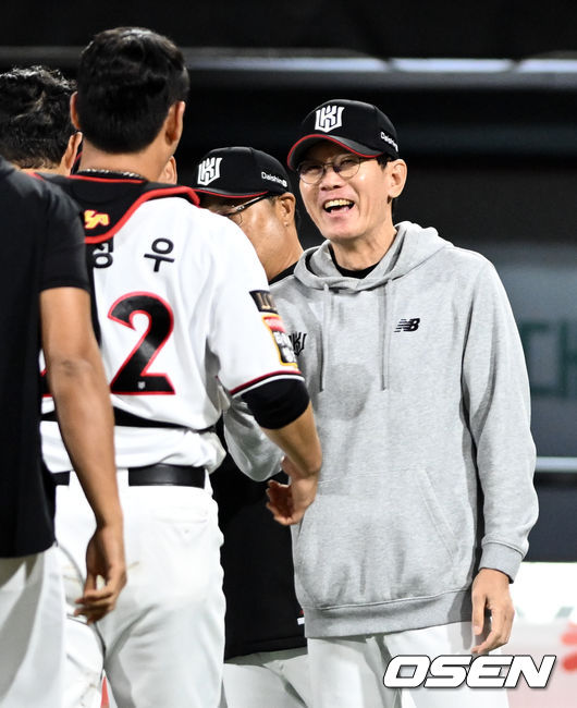 KT가 대체 선발을 앞세워 가까스로 연패를 끊어냈다. KIA는 주전 유격수 박찬호가 사구에 골절상을 입는 악재를 맞이했다. KT 위즈는 4일 수원KT위즈파크에서 열린 2023 신한은행 SOL KBO리그 KIA 타이거즈와의 더블헤더 2차전(시즌 15차전)에서 3-2로 승리했다. KT 이강철 감독이 승리에 기뻐하고 있다. 2023.10.04 /cej@osen.co.kr