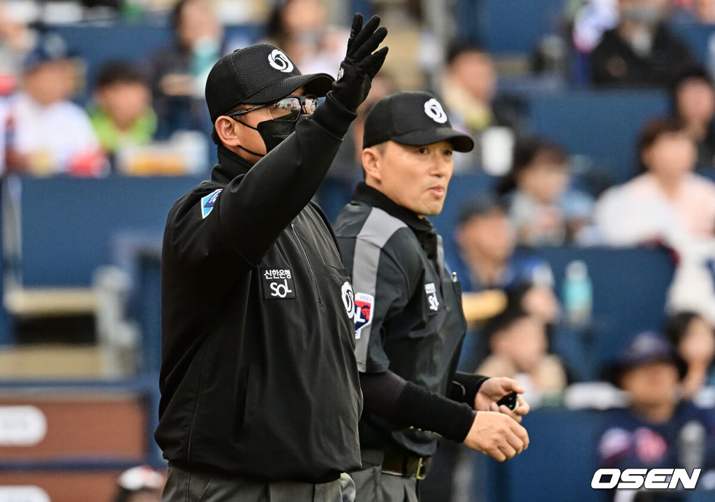 KBO 박종철 심판이 2회말 무사 1루 NC 다이노스 김성욱의 보내기 번트 후 주루 방법 위반 비디오 판독을 끝내고 세이프 사인을 내고 있다. 2023.04.22 / foto0307@osen.co.kr