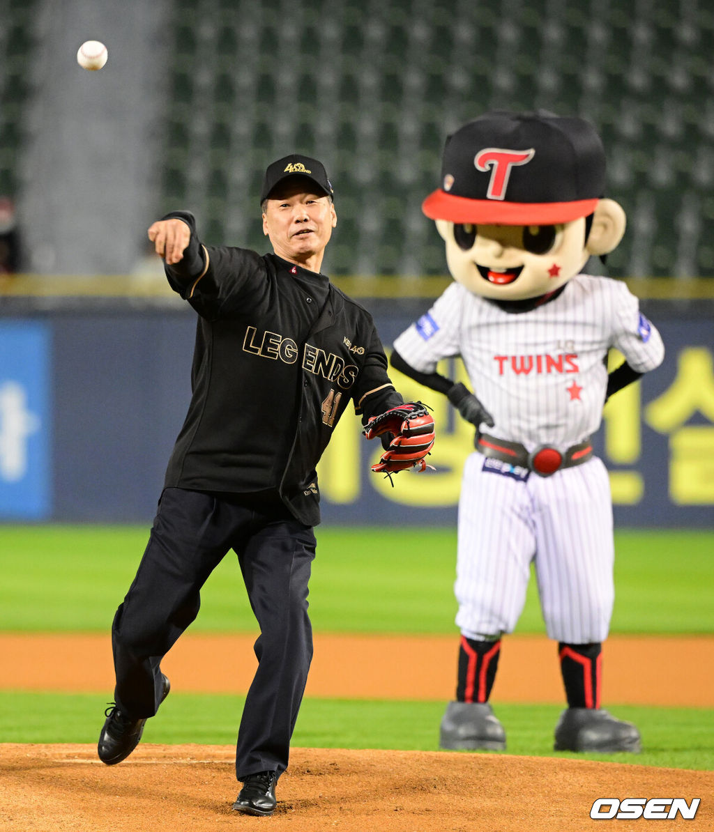 11일 오후 서울 잠실야구장에서 '2022 신한은행 SOL KBO 리그' LG 트윈스와 KT 위즈의 경기가 열렸다.경기에 앞서 KBO 레전드 40인 시상식이 열렸다. 레전드로 선정된 김용수가 시구를 하고 있다. 2022.10.11 /jpnews@osen.co.kr