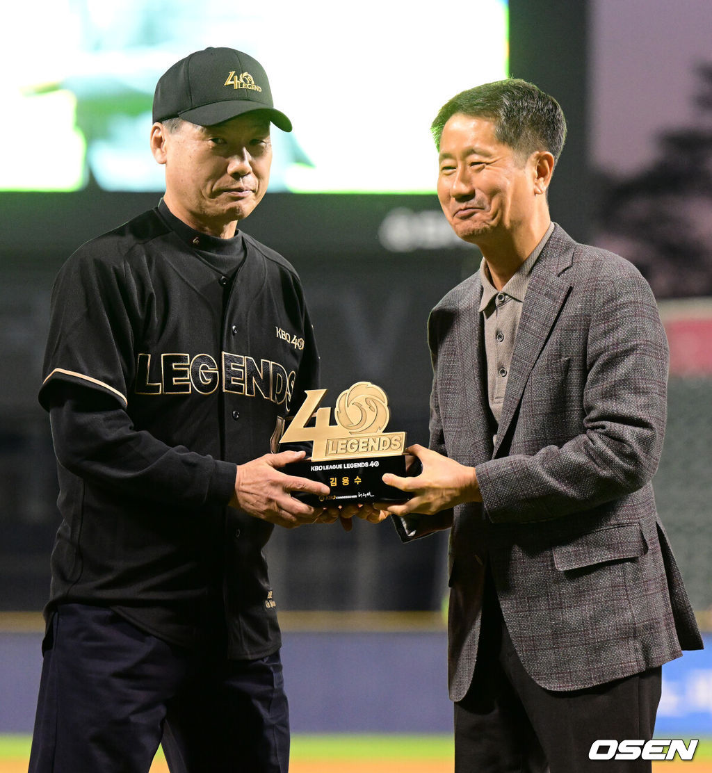 11일 오후 서울 잠실야구장에서 '2022 신한은행 SOL KBO 리그' LG 트윈스와 KT 위즈의 경기가 열렸다.경기에 앞서 KBO 레전드 40인 시상식이 열렸다. 레전드로 선정된 김용수가 LG스포츠 김인석 대표이사에게 트로피를 전달하고 있다. 2022.10.11 /jpnews@osen.co.kr