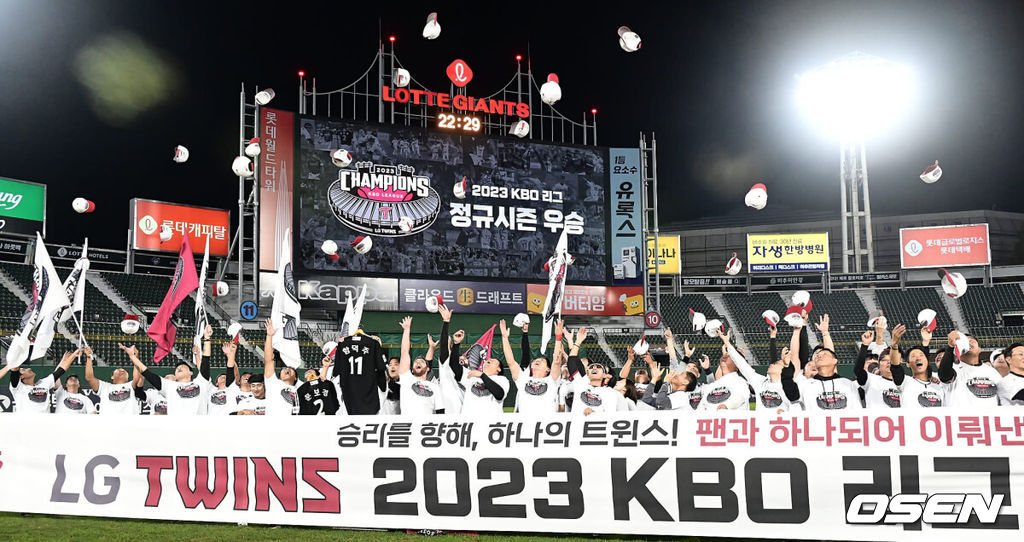 4일 부산 사직구장에서 2023 신한은행 SOL KBO리그 롯데 자이언츠와 LG 트윈스의 경기가 열렸다. LG 트윈스 염경엽 감독과 선수들이 29년만의 정규리그 우승 축하 세리머니를 하고 있다. 2023.10.04 / foto0307@osen.co.kr