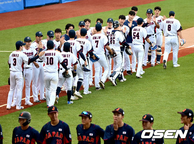 한국이 숙적 일본을 꺾고 슈퍼라운드 1차전을 승리로 장식했다. 한국은 5일(이하 한국시간) 중국 저장성 사오싱 야구장에서 열린 2022 항저우 아시안게임 슈퍼라운드 일본전에서 2-0으로 이겼다. 선발 박세웅의 완벽투를 앞세워 승리를 거머쥐었다. 경기를 마치고 승리한 한국 선수들이 인사를 나누고 있다. 2023.10.05 / dreamer@osen.co.kr