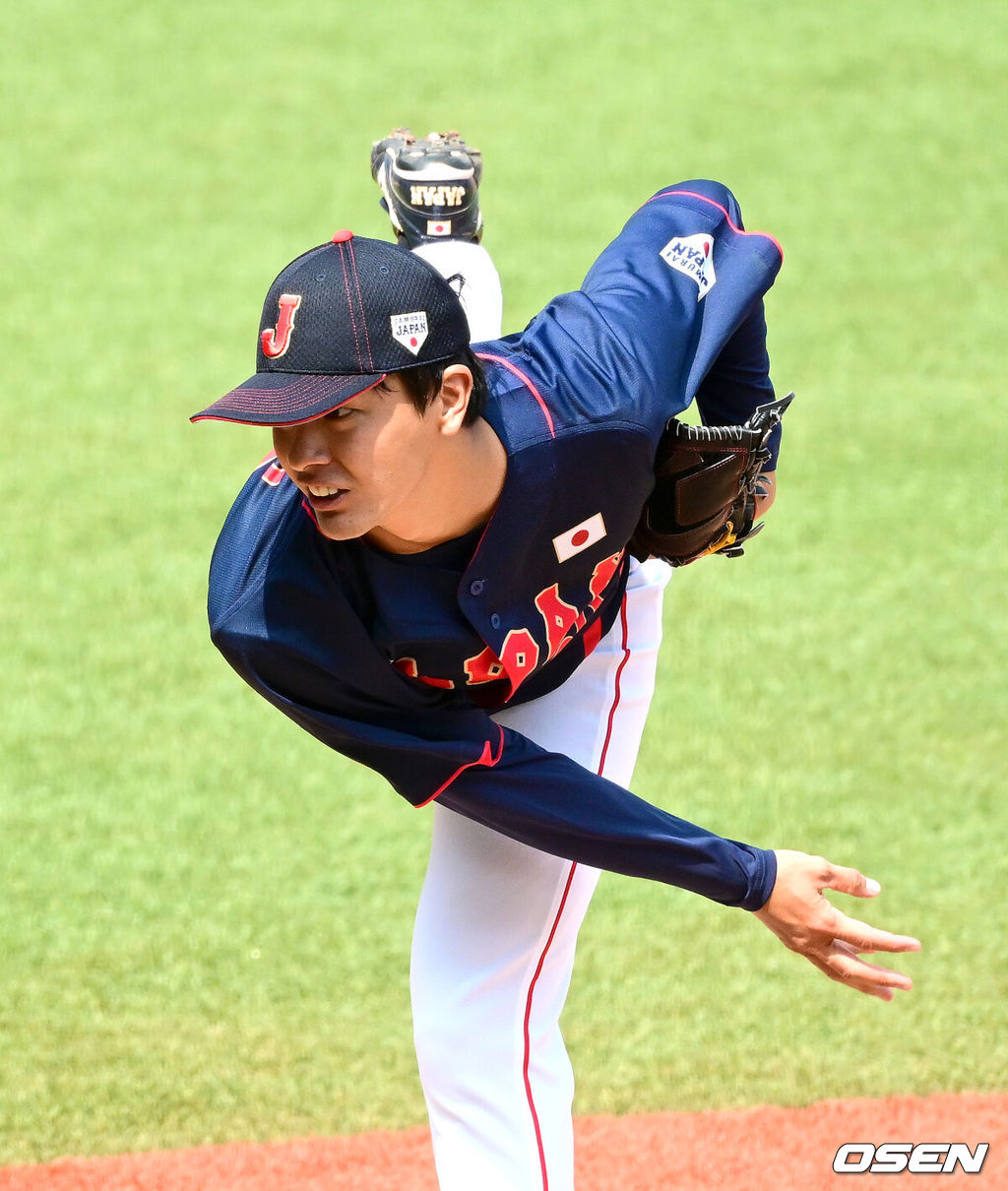 5일 오후 중국 항저우 사오싱 야구장에서 ‘2022 항저우 아시안게임’ 야구 슈퍼라운드 1차전 한국과 일본의 경기가 열렸다.1회말 일본 선발 가요 슈이치로가 힘차게 공을 뿌리고 있다. 2023.10.05 / dreamer@osen.co.kr