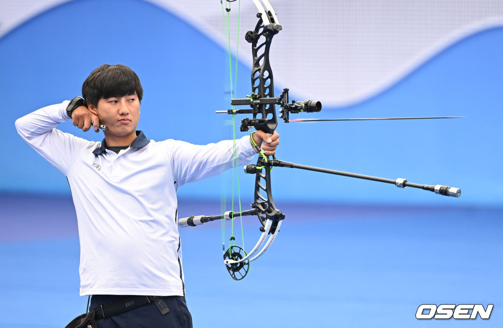 주재훈(한국수력원자력)-소채원(현대모비스)이 은메달을 목에 걸었다.한국 양국 주재훈-소채원 조는 4일 오후 12시(한국시간) 중국 항저우의 푸양 인후 스포츠센터 양궁장에서 열린 2022 항저우 아시안게임 양궁 혼성 컴파운드 결승전에서 인도 디오탈레 오하스-벤남 조티와 맞대결을 펼쳐 158-159로 패배했다.경기 종료 후 대한민국 주재훈이 활시위를 당기고 있다. 2023.10.04 / ksl0919@osen.co.kr