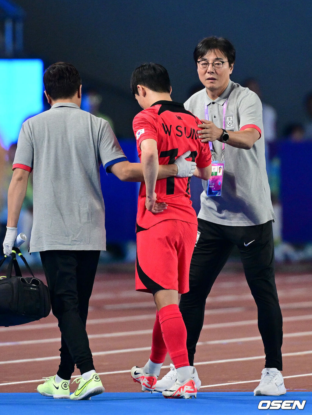 4일 오후 중국 항저우 황룽 스포츠센터 스타디움에서 ‘2022 항저우 아시안게임’ 남자축구 4강 대한민국과 우즈베키스탄의 경기가 열렸다.후반 한국 엄원상이 교체됐다. 상태를 걱정하는 황선홍 감독. 2023.10.04 / dreamer@osen.co.kr