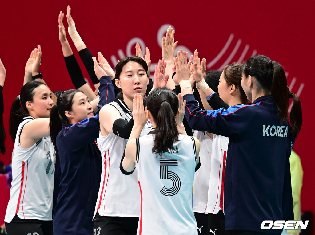 5일 오후 중국 항저우 사범대학 창첸캠퍼스 체육관에서 ‘제19회 항저우 아시안게임’ 배구 여자 대한민국과 북한의 경기가 열렸다.이날 경기는 대한민국이 북한을 상대로 세트스코어 3-1(19-25, 25-21, 25-9, 25-20)으로 승리했다.  경기 종료 후 대한민국 선수들이 기쁨을 나누고 있다. 2023.10.05 / ksl0919@osen.co.kr