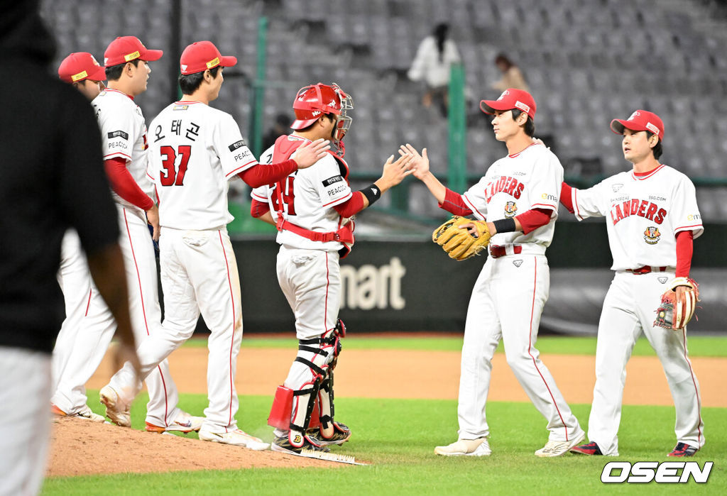 5일 오후 인천 SSG랜더스필드에서 ‘2023 신한은행 SOL KBO리그’ SSG 랜더스와 NC 다이노스의 경기가 열렸다. 이 경기에서 SSG은 4-3으로 승리했다. 최근 5연승이다. 반면 NC는 6연패에 빠졌다. 경기를 마치고 SSG 선수들이 마운드 근처에 모여서 기뻐하고 있다. 2023.10.05 / rumi@osen.co.kr