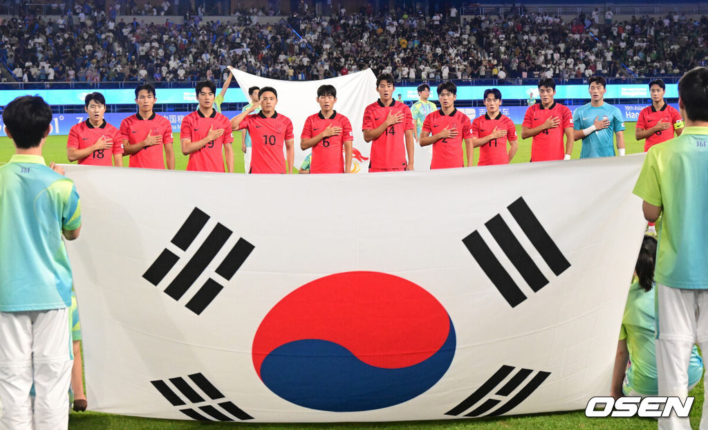 4일 오후 중국 항저우 황룽 스포츠센터 스타디움에서 ‘2022 항저우 아시안게임’ 남자축구 4강 대한민국과 우즈베키스탄의 경기가 열렸다.경기 시작을 앞두고 한국 선수들이 국기에 대한 경례를 하고 있다. 2023.10.04 / dreamer@osen.co.kr